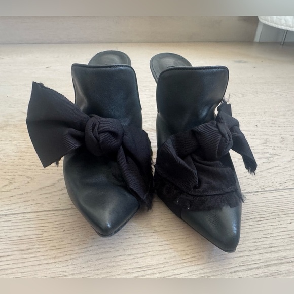 Veronica Beard
Leather Bow Accents Mules black 
Women's Size 37.5 - Picture 7 of 15